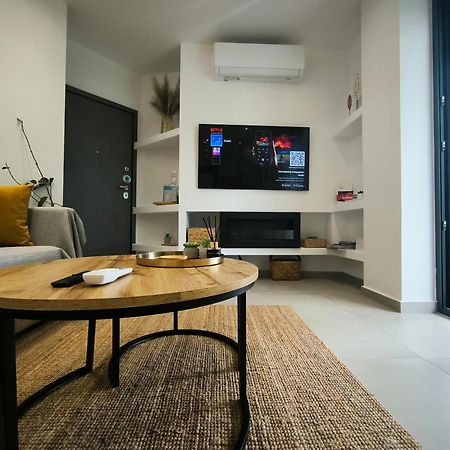 Floral Home 2 - 1St Floor Apt With Private Parking! เอเธนส์ ภายนอก รูปภาพ