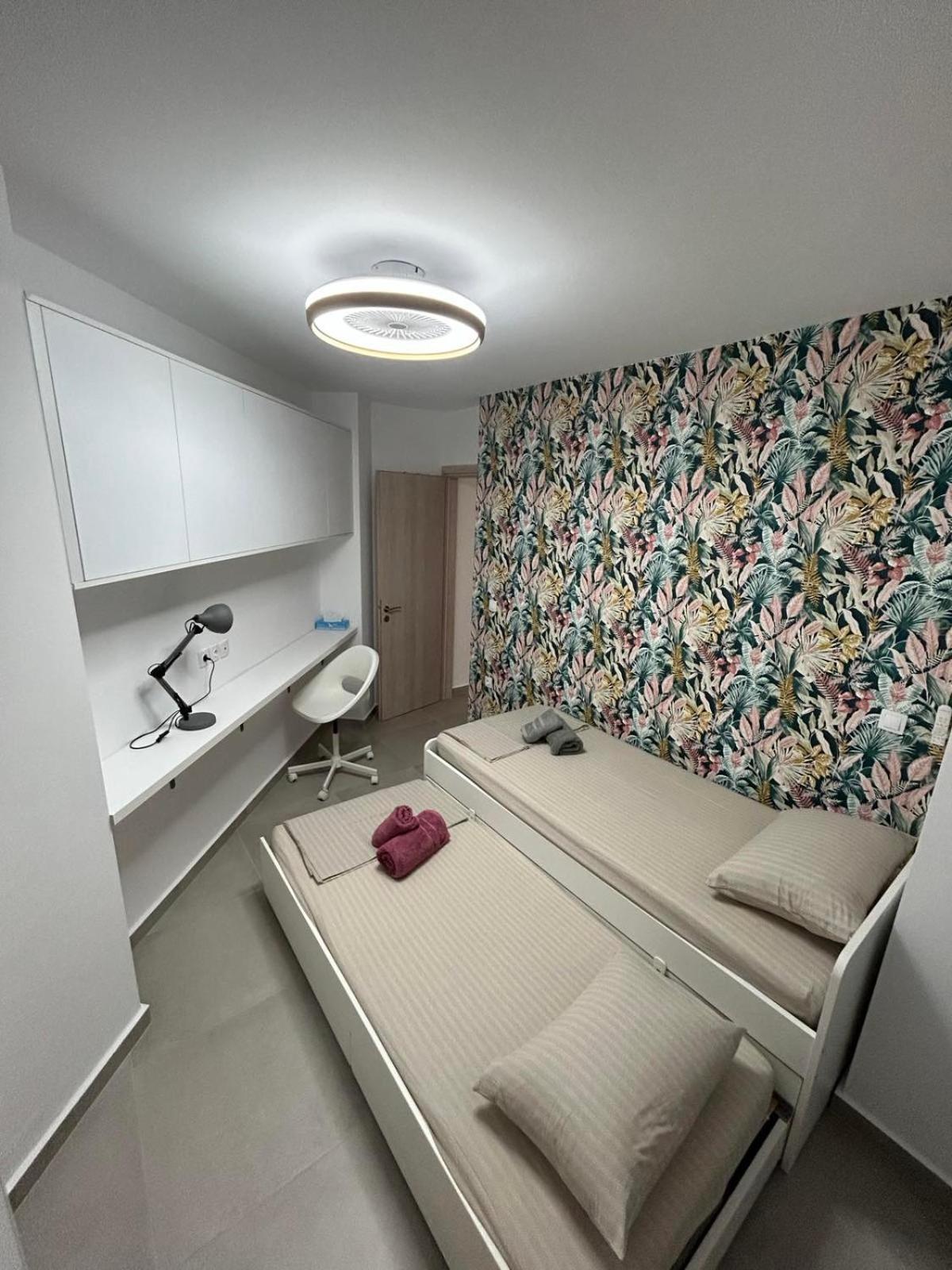 Floral Home 2 - 1St Floor Apt With Private Parking! เอเธนส์ ภายนอก รูปภาพ