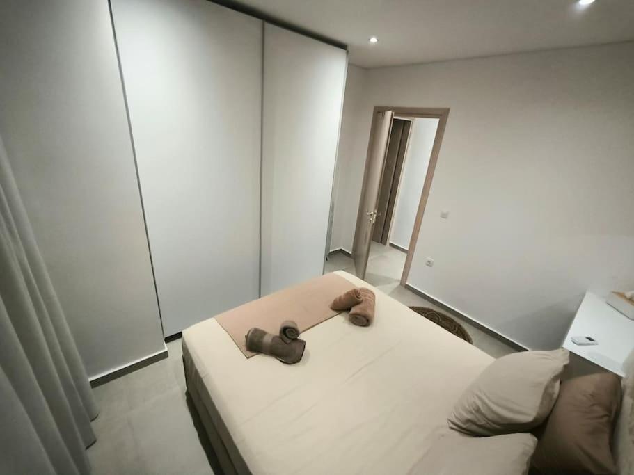 Floral Home 2 - 1St Floor Apt With Private Parking! เอเธนส์ ภายนอก รูปภาพ