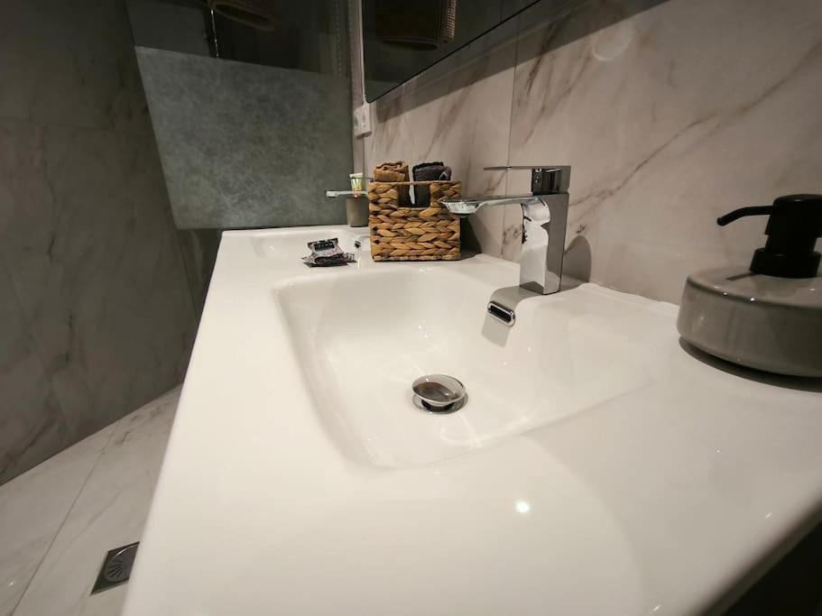 Floral Home 2 - 1St Floor Apt With Private Parking! เอเธนส์ ภายนอก รูปภาพ