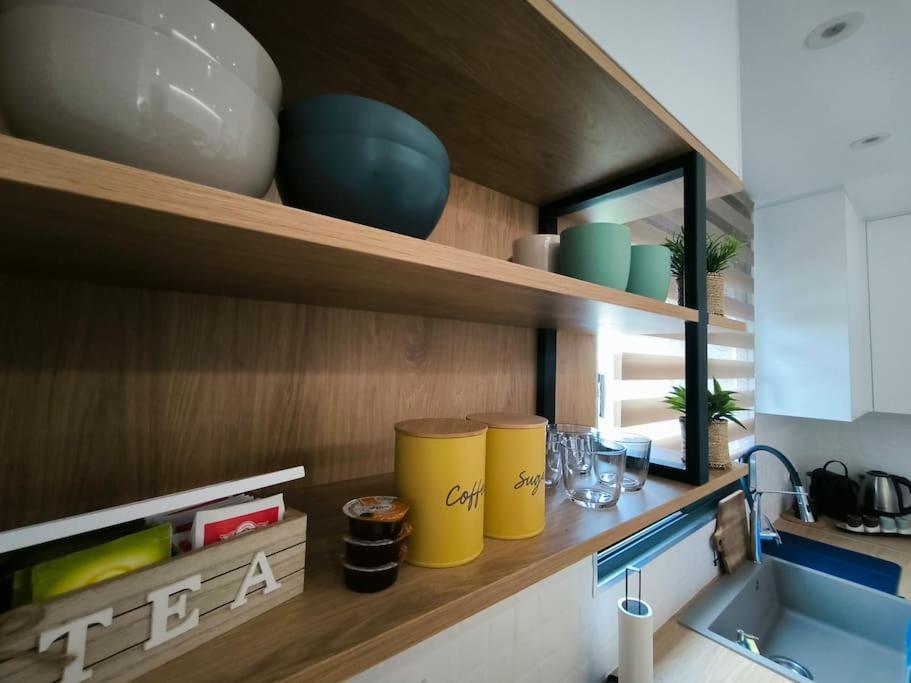 Floral Home 2 - 1St Floor Apt With Private Parking! เอเธนส์ ภายนอก รูปภาพ