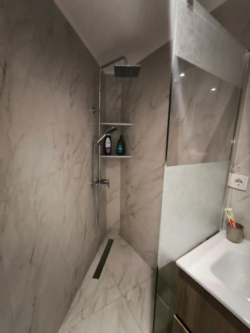 Floral Home 2 - 1St Floor Apt With Private Parking! เอเธนส์ ภายนอก รูปภาพ