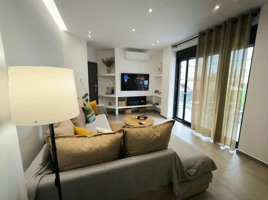 Floral Home 2 - 1St Floor Apt With Private Parking! เอเธนส์ ภายนอก รูปภาพ