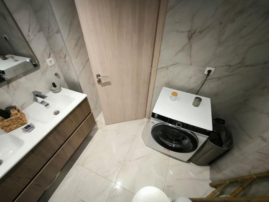 Floral Home 2 - 1St Floor Apt With Private Parking! เอเธนส์ ภายนอก รูปภาพ