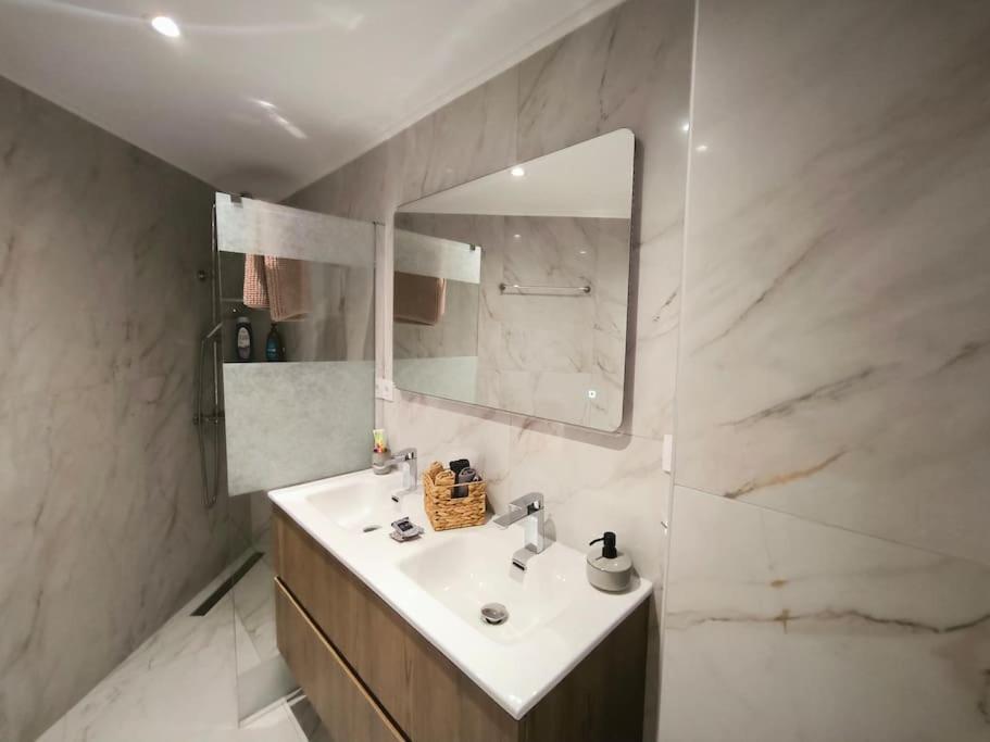 Floral Home 2 - 1St Floor Apt With Private Parking! เอเธนส์ ภายนอก รูปภาพ