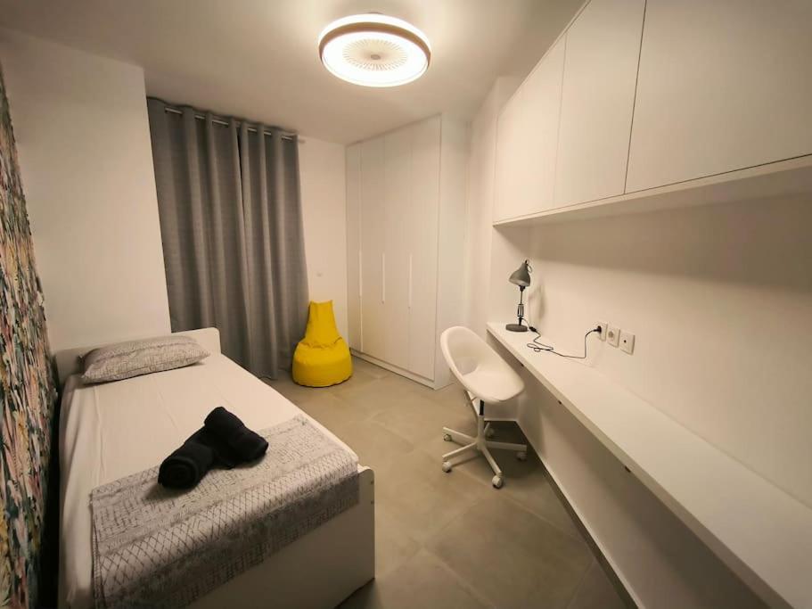 Floral Home 2 - 1St Floor Apt With Private Parking! เอเธนส์ ภายนอก รูปภาพ