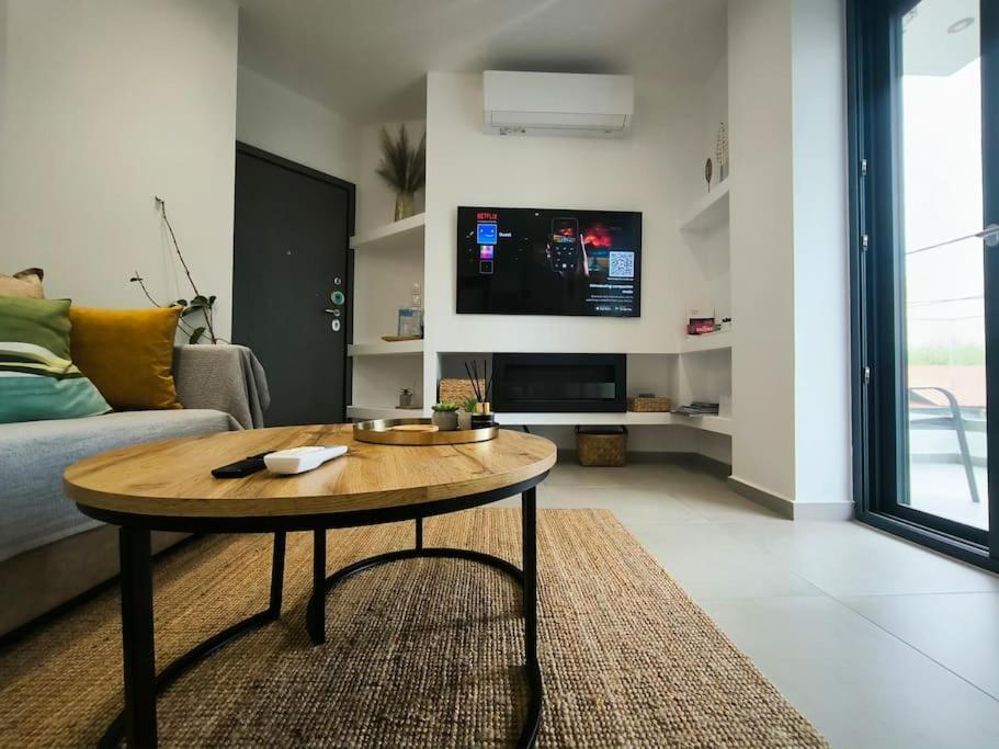 Floral Home 2 - 1St Floor Apt With Private Parking! เอเธนส์ ภายนอก รูปภาพ