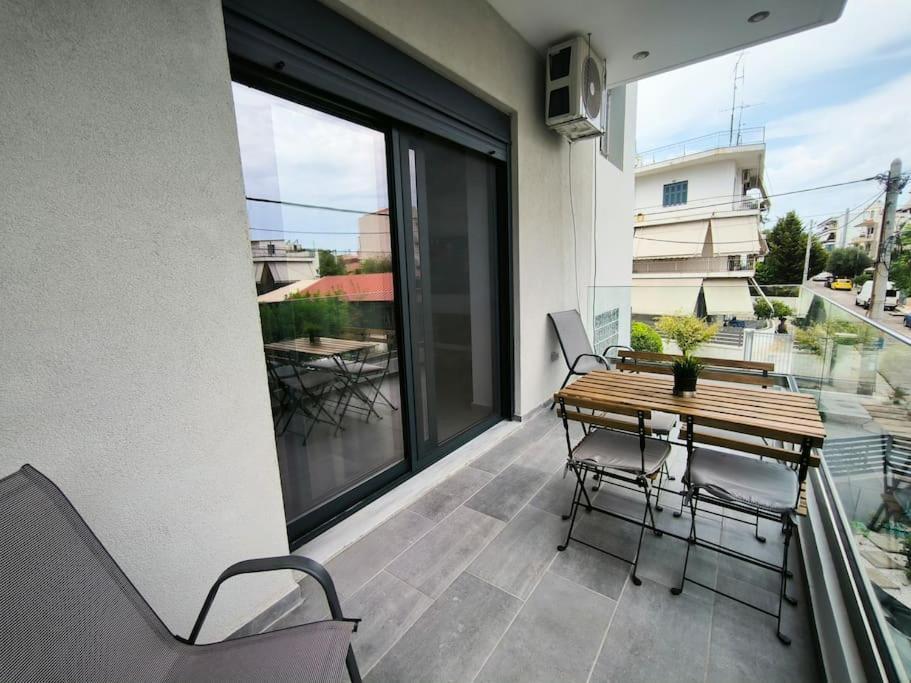 Floral Home 2 - 1St Floor Apt With Private Parking! เอเธนส์ ภายนอก รูปภาพ